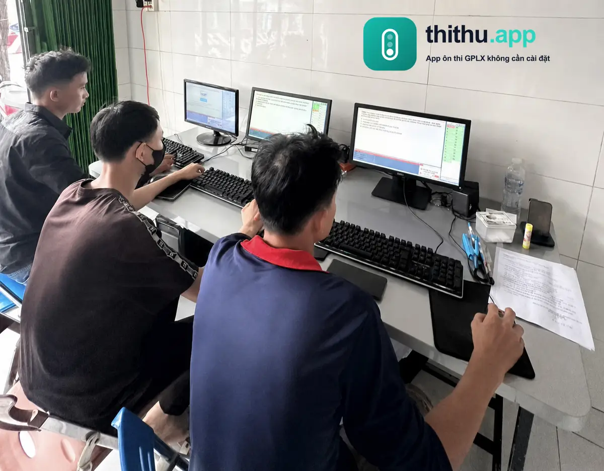 Học viên làm bài kiểm tra lý thuyết để xét hoàn thành khóa đào tạo GPLX trên máy tính